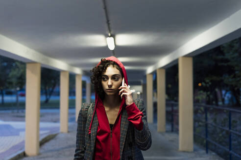 Portrait of young woman on the phone in the evening - ERRF02067