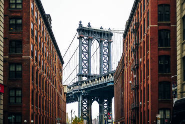 USA, New York, New York City, Manhattan Bridge zwischen zwei Gebäuden gesehen - OCMF00904