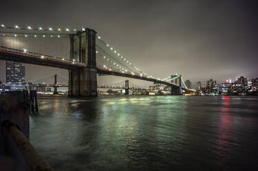 USA, New York, New York City, Beleuchtete Brooklyn Bridge bei Nacht - OCMF00914