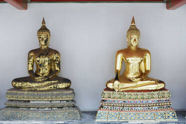 Goldene Buddha-Statuen an der Wand eines Tempels - CAVF69190