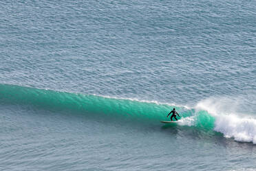 Hohe Winkel Ansicht des Mannes Surfen im Meer - CAVF69211