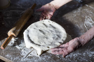 Ausgeschnittenes Bild einer Frau, die zu Hause eine Fleischpastete zubereitet - CAVF69298