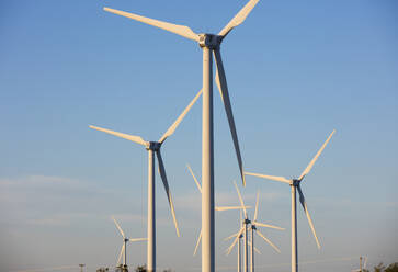 Windmühlen gegen blauen Himmel - CAVF69331