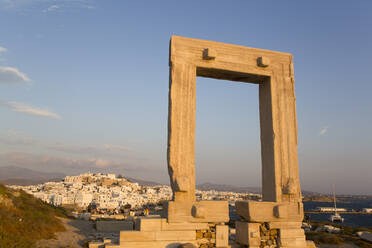 Tempel des Apollo (Portara), Hora (Chora), Insel Naxos, Kykladengruppe, Griechische Inseln, Griechenland, Europa - RHPLF12751