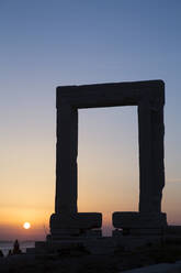 Abend, Tempel des Apollo (Portara), Hora (Chora), Insel Naxos, Kykladengruppe, Griechische Inseln, Griechenland, Europa - RHPLF12752