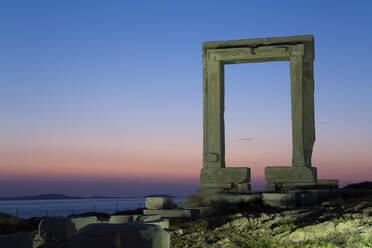 Abend, Tempel des Apollo (Portara), Hora (Chora), Insel Naxos, Kykladengruppe, Griechische Inseln, Griechenland, Europa - RHPLF12753