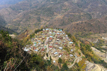 Blick über die Hänge der Naga-Hügel und das kleine Naga-Dorf, Bezirk Phek, Nagaland, Indien, Asien - RHPLF12785
