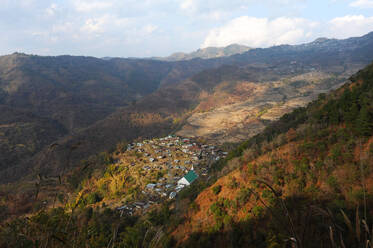 Blick über die Naga-Hügel auf ein kleines Naga-Dorf, terrassierte Reisfelder und Ackerland, Nagaland, Indien, Asien - RHPLF12786