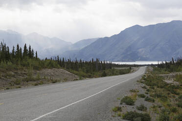 Highway mit Blick auf die Saint Elias Mountain Range im Kluane National Park and Reserve, Yukon Territory, Kanada, Nordamerika - RHPLF12787