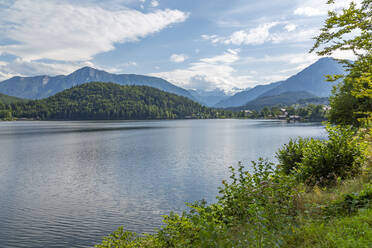 Blick auf traditionelle Chalets und den Grundlsee, Steiermark, Österreich, Europa - RHPLF12794