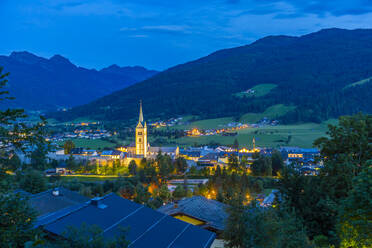 Blick auf die beleuchtete Kirche in Radstadt in der Abenddämmerung, Radstadt, Steiermark, Österreich, Europa - RHPLF12799