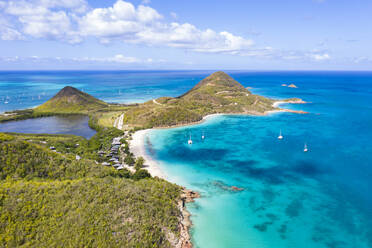 Luftaufnahme einer Drohne von Hermitage Bay und Pearns Point, Antigua, Antigua und Barbuda, Leeward-Inseln, Westindien, Karibik, Mittelamerika - RHPLF12813