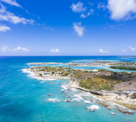 Luftaufnahme per Drohne von Long Bay, Devil's Bridge und The Verandah Resort, Antigua, Antigua und Barbuda, Leeward Islands, Westindien, Karibik, Mittelamerika - RHPLF12818