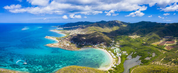 Luftaufnahme per Drohne von Carlisle Bay Beach und Old Road Village, Antigua, Antigua und Barbuda, Leeward-Inseln, Westindien, Karibik, Mittelamerika - RHPLF12827