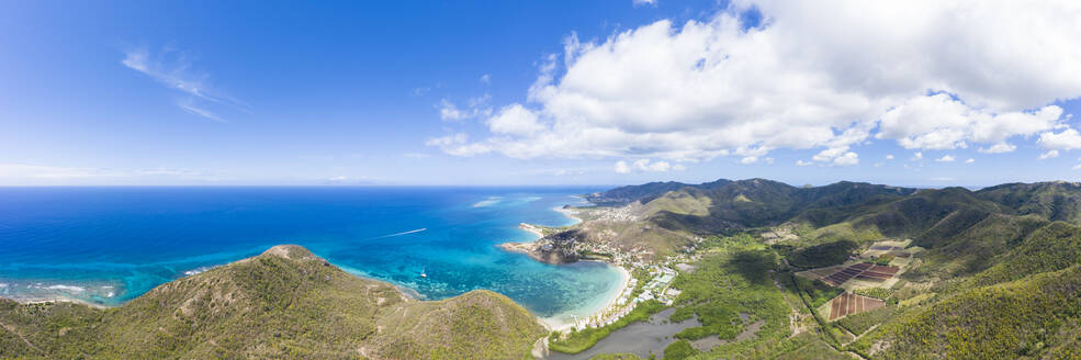 Luftaufnahme von Carlisle Bay Beach, Old Road Village und Pinefield Plantation, Antigua, Leeward Islands, Westindien, Karibik, Mittelamerika - RHPLF12831