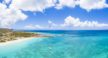 Luftaufnahme einer Drohne von Booten im blauen Karibischen Meer, die sich dem Turners Beach nähern, Antigua, Antigua und Barbuda, Leeward Islands, Westindien, Karibik, Mittelamerika - RHPLF12838