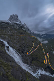 Auto-Lichtspuren in den Kurven der kurvenreichen Straße Trollstigen, Gemeinde Rauma, Norwegen, Skandinavien, Europa - RHPLF12843