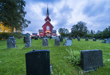 Grabsteine auf dem Friedhof der Kirche von Veoy, Solsnes, Kommune Molde, Bezirk More og Romsdal, Norwegen, Skandinavien, Europa - RHPLF12844