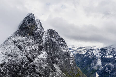 Luftaufnahme des felsigen Gipfels des Romsdalshornet, Venjesdalen Tal, Andalsnes, More og Romsdal Bezirk, Norwegen, Skandinavien, Europa, lizenzfreies Stockfoto