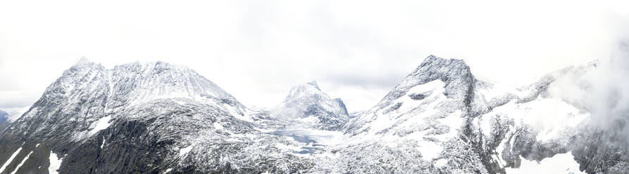 Panoramablick auf die schneebedeckten Berge Store Venjetinden und Olaskarstinden, Venjesdalen-Tal, Romsdalen, Rauma, Norwegen, Skandinavien, Europa - RHPLF12848