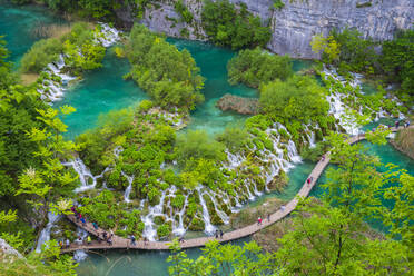 Luftaufnahme der Uferpromenade im Nationalpark Plitvicer Seen, UNESCO-Weltkulturerbe, Kroatien, Europa - RHPLF12854