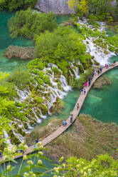 Luftaufnahme der Uferpromenade im Nationalpark Plitvicer Seen, UNESCO-Weltkulturerbe, Kroatien, Europa - RHPLF12855