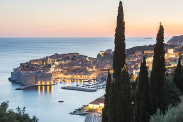 Luftaufnahme der Altstadt in der Abenddämmerung, UNESCO-Weltkulturerbe, Dubrovnik, Kroatien, Europa - RHPLF12862