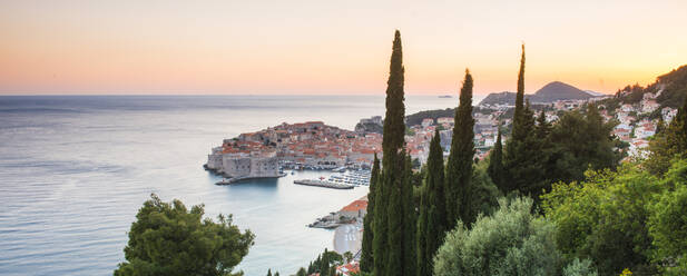 Luftaufnahme der Altstadt in der Abenddämmerung, Dubrovnik, Kroatien, Europa - RHPLF12863