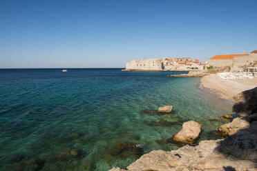 Altstadt und Strand Banya, Dubrovnik, Kroatien, Europa - RHPLF12864