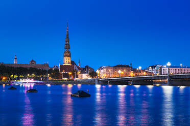 Die Skyline von Riga bei Nacht, Altstadt, UNESCO-Weltkulturerbe, Riga, Lettland, Europa - RHPLF12889
