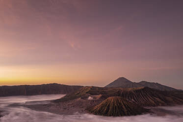 Mount Bromo, Mount Batok und Mount Semeru Vulkane bei Sonnenaufgang, Java, Indonesien, Südostasien, Asien - RHPLF12895