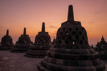 Borobudur buddhistischer Tempel, UNESCO-Weltkulturerbe, bei Sonnenaufgang, Zentral-Java, Indonesien, Südostasien, Asien - RHPLF12896