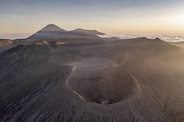 Luftaufnahme der Vulkane Mount Bromo, Mount Batok und Mount Semeru bei Sonnenuntergang, Java, Indonesien, Südostasien, Asien - RHPLF12898