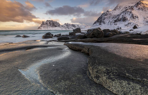 Dramatische Felsformation im Winter am Haukland Strand, Lofoten, Nordland, Norwegen, Europa, lizenzfreies Stockfoto