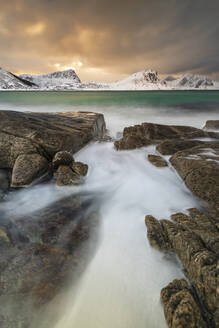 Haukland Strand im Winter, Lofoten, Nordland, Norwegen, Europa - RHPLF12902