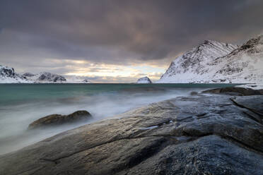 Felsformation im Winter am Haukland Strand, Lofoten, Nordland, Norwegen, Europa - RHPLF12903