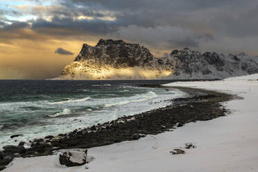 Gewitterwolken am Strand von Uttakleiv, Vestvagoy, Lofoten-Inseln, Nordland, Norwegen, Europa - RHPLF12904