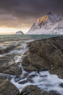 Sonnenuntergang am Haukland Strand im Winter, Lofoten, Nordland, Norwegen, Europa - RHPLF12905