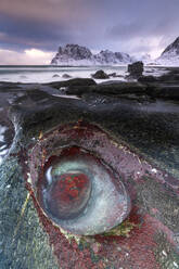Ungewöhnliche Felsformation am Uttakleiv Strand, Vestvagoy, Lofoten Inseln, Nordland, Norwegen, Europa - RHPLF12906