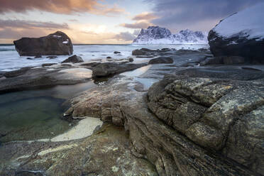 Winterszene am Haukland Strand, Lofoten, Nordland, Norwegen, Europa - RHPLF12907