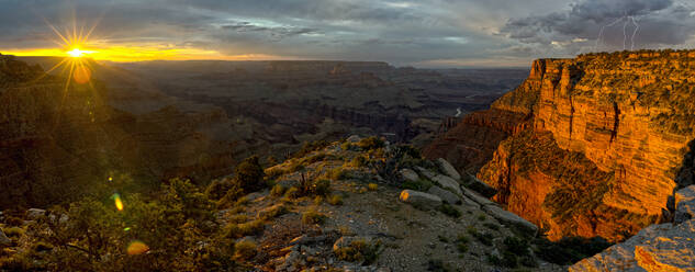 Grand Canyon westlich von Moran Point bei Sonnenuntergang mit einem herannahenden Sturm auf der rechten Seite, Arizona, Vereinigte Staaten von Amerika, Nordamerika - RHPLF12931