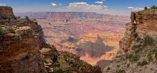 Blick auf den Grand Canyon mit einem Felsenfenster unter einer Klippe auf der rechten Seite, westlich von Pinal Point am Südrand, Grand Canyon National Park, UNESCO-Weltkulturerbe, Arizona, Vereinigte Staaten von Amerika, Nordamerika - RHPLF12936