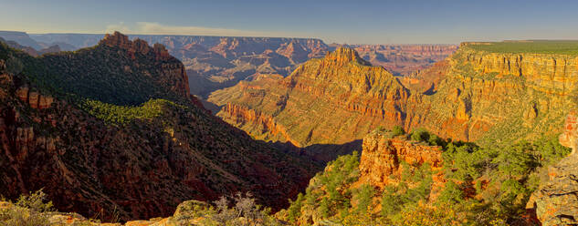 Blick auf den Grand Canyon vom Buggeln Hill am Südrand mit der Sinking Ship Formation links und der Coronado Butte in der Mitte, Grand Canyon National Park, UNESCO Weltkulturerbe, Arizona, Vereinigte Staaten von Amerika, Nordamerika - RHPLF12938