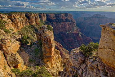 Felssäulen, die kurz vor der Klippe des Grand Canyon südlich von Zuni Point stehen, mit Moran Point in der Ferne, Grand Canyon National Park, UNESCO-Weltkulturerbe, Arizona, Vereinigte Staaten von Amerika, Nordamerika - RHPLF12951