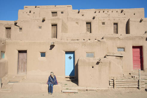 Besucherin im Taos Pueblo, UNESCO-Weltkulturerbe, Taos, New Mexico, Vereinigte Staaten von Amerika, Nordamerika - RHPLF12957