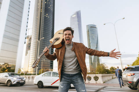 Porträt eines schreienden Mannes mit Gitarre in der Stadt, Madrid, Spanien, lizenzfreies Stockfoto