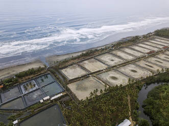 Luftaufnahme einer Krabbenfarm, Bali, Indonesien - KNTF03708