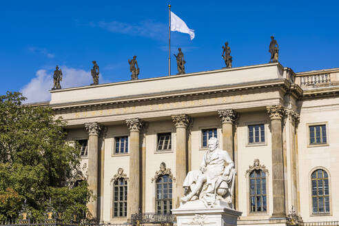 Deutschland, Berlin, Mitte, Unter den Linden, Humboldt-Universität zu Berlin und Alexander von Humboldt-Statue - WDF05580