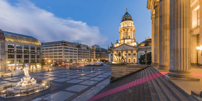 Deutschland, Berlin, Gendarmenmarkt, Mitte, Deutscher Dom, Konzerthaus, Schillerbrunnen und Schillerdenkmal - WDF05581