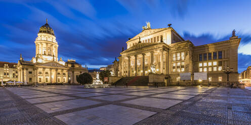 Deutschland, Berlin, Gendarmenmarkt, Mitte, Deutscher Dom und Konzerthaus in der Abenddämmerung beleuchtet - WDF05583